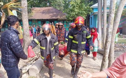 গৌরনদীতে ককটেল বিস্ফোরণে ২ পুলিশসহ ৩ জন আহত