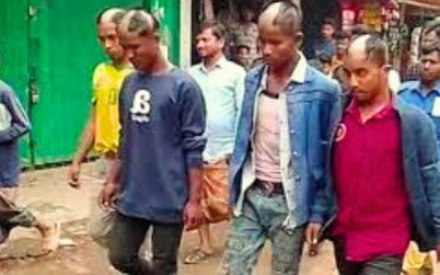 ৪ চোরকে ধরে মাথা মুণ্ডন করে দিয়েছে ক্ষুব্ধ এলাকাবাসী!