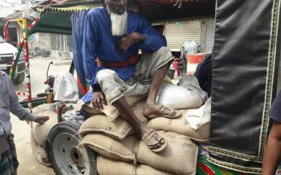 ভোলার তজুমদ্দিনে জেলেদের চাল পাচারকালে তোপের মুখে চেয়ারম্যান রাসেল