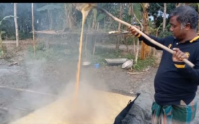 বাবুগঞ্জ আগরপুরে আখের গুড় তৈরিতে ব্যস্ত আখ চাষীরা