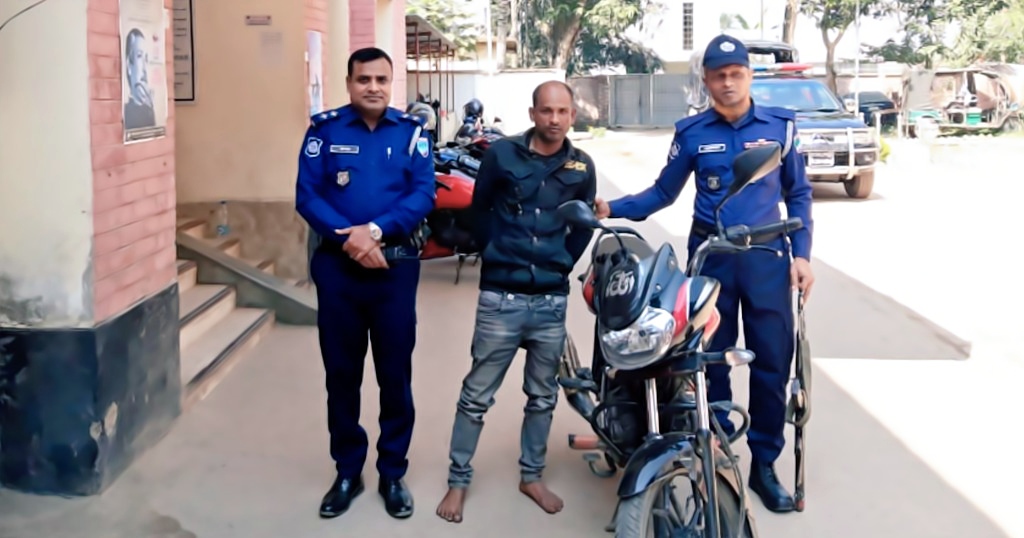 চোরাই মোটরসাইকেলসহ চোরকোল গ্রামের আনিচ আটক