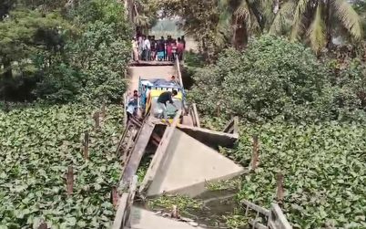 কুয়াকাটায় পিকআপভ্যানসহ সেতু ভেঙে পড়লো খালে