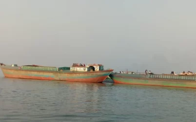 বরিশালে অবৈধভাবে বালু উত্তোলনের সময় ড্রেজার মেশিন জব্দ