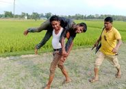 ডাকাতকে গ্রেফতার করে কাঁধে নিয়ে ছুটল পুলিশ, ছবি ভাইরাল