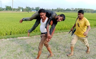 ডাকাতকে গ্রেফতার করে কাঁধে নিয়ে ছুটল পুলিশ, ছবি ভাইরাল