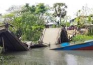 পাথরঘাটায় বালুবাহী কার্গোর ধাক্কায় ভাঙল ব্রিজ, যোগাযোগ বিচ্ছিন্ন