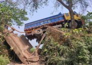 ট্রাক উঠতেই ভেঙে গেল কালভার্ট