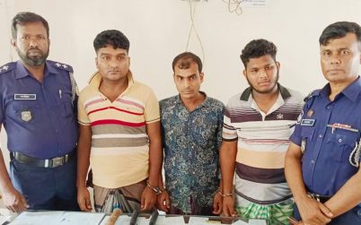 বাকেরগঞ্জে ডাকাতির প্রস্তুতিকালে ৩ জন গ্রেপ্তার