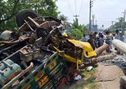 বরিশালে বেপরোয়া ট্রাক উল্টে গাছ ব্যবসায়ী নিহত