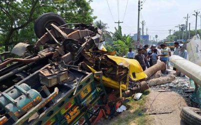 বরিশালে বেপরোয়া ট্রাক উল্টে গাছ ব্যবসায়ী নিহত