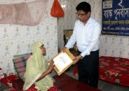 বরিশালে বৃদ্ধাশ্রমে ঈদের পোশাক ও খাবার বিতরণ