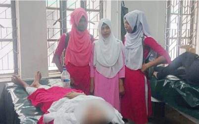 বাকেরগঞ্জে তীব্র গরমে অসুস্থ হয়ে হাসপাতালে স্কুলশিক্ষার্থী