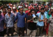 বরিশালে ঈদ বোনাস-বকেয়া বেতন পরিশোধের দাবিতে শ্রমিকদের বিক্ষোভ