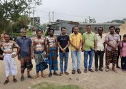 বরগুনায় খালি গায়ে রং দিয়ে মানববন্ধন ‘ত্রাণ চাই না টেকসই বেড়িবাঁধ চাই’