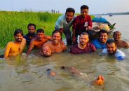 তীব্র তাপপ্রবাহে নদীতে মাশরাফির দুরন্তপনা