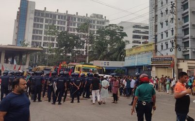 বকেয়া বেতনের দাবিতে গাজীপুরে শ্রমিকদের বিক্ষোভ