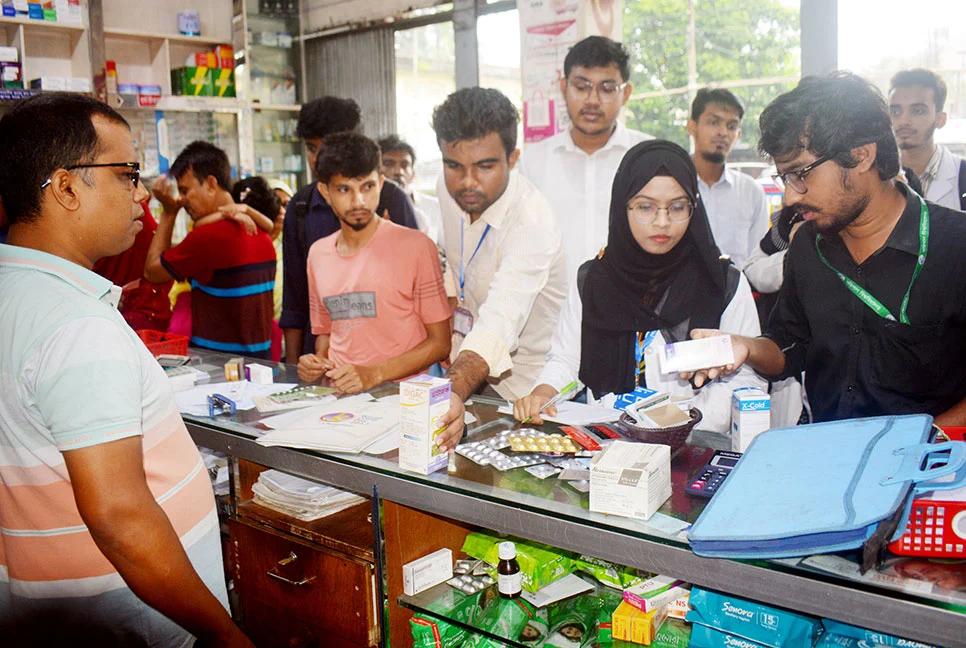 বরিশালে ফার্মেসি তদারকিতে শিক্ষার্থীরা