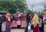 বরিশালে বেতন-বোনাস বৃদ্ধি করাসহ বিভিন্ন দাবিতে শ্রমিকদের বিক্ষোভ