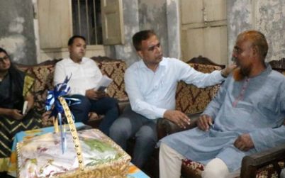 বরিশালে ছাত্র আন্দোলনে শহীদ আবিরের পরিবারের খোঁজ নিলেন ডিসি