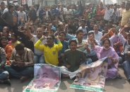 বরিশালে সড়ক অবরোধ করে বিক্ষোভ চিন্ময় দাসের মুক্তি চেয়ে