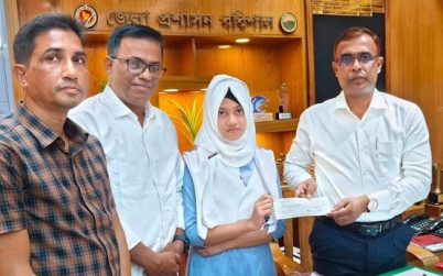 বরিশালে অসহায় মিথিলার পাশে জেলা প্রশাসক দেলোয়ার হোসেন