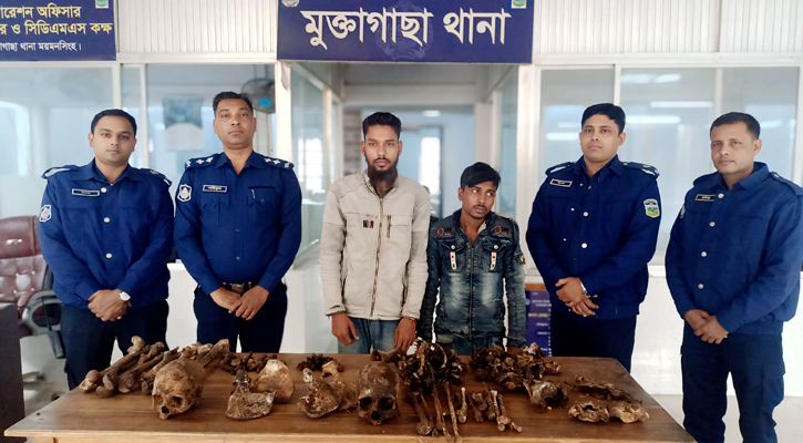 কবর খুঁড়ে তুলে আনা মানুষের কঙ্কালসহ দুই যুবক গ্রেপ্তার!