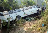 আমতলীতে ঘন কুয়াশায় রাস্তা ছেড়ে খাদে বাস, প্রাণ গেল নারীর