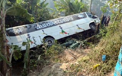 আমতলীতে ঘন কুয়াশায় রাস্তা ছেড়ে খাদে বাস, প্রাণ গেল নারীর
