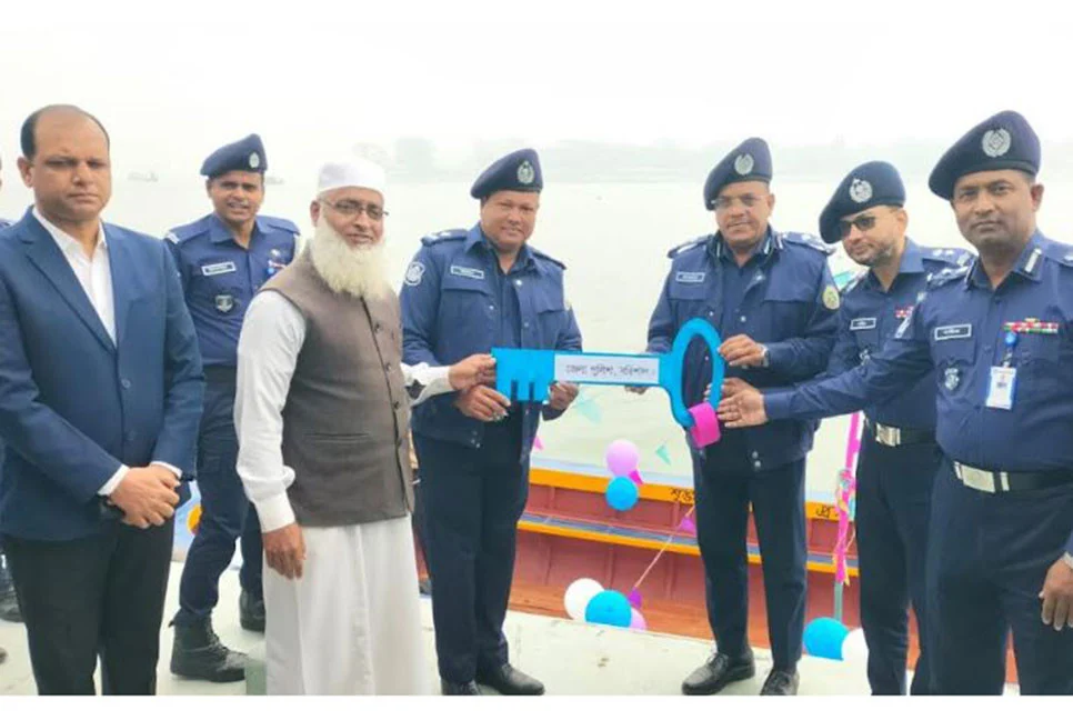 হিজলা ও মেহেন্দিগঞ্জ দুই থানার জন্য দুটি ট্রলার প্রদান