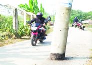 বাকেরগঞ্জে বিদ্যুতের খুঁটি রেখেই সড়ক সংস্কার দুর্ঘটনার শঙ্কা