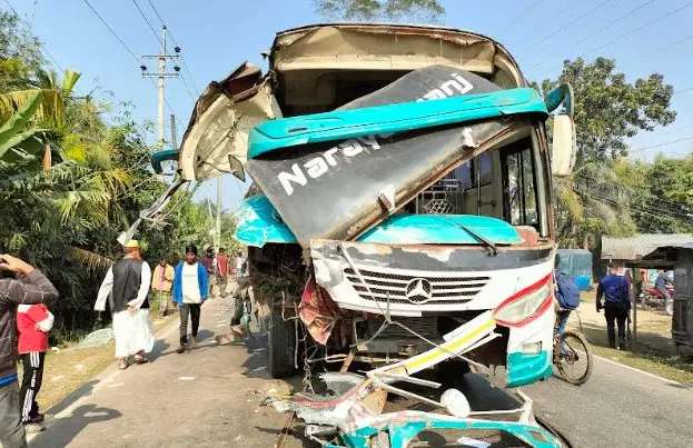 বরিশালে বাস-ট্রাক মুখোমুখি সংঘর্ষে চালক নিহত, আহত ৭