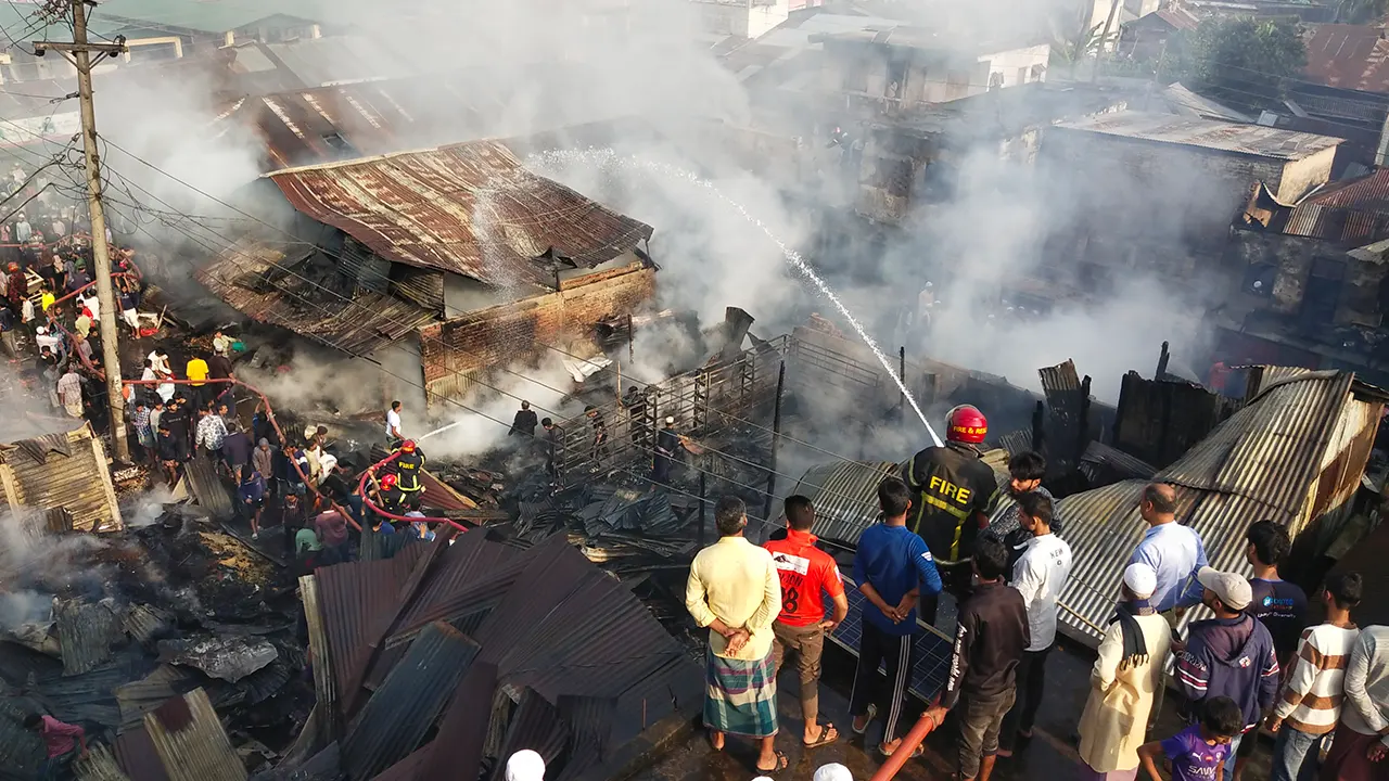 পিরোজপুরে ভয়াবহ অগ্নিকাণ্ডে পুড়ল ৪০টি দোকান
