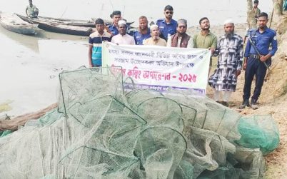 লালমোহনে ১৫ লাখ টাকার অবৈধ জাল পুড়িয়ে ধ্বংস