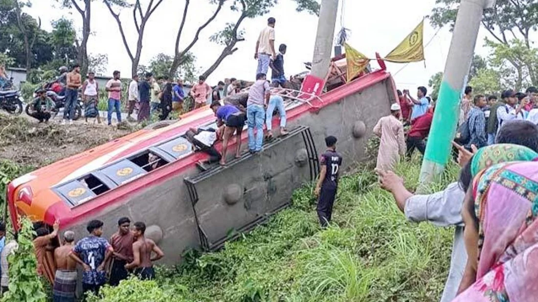 ফরিদপুরে বাস খাদে পড়ে নিহত বেড়ে ৭