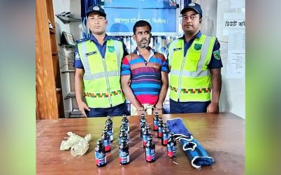 ঝিনাইদহে ঢাকাগামী বাসে পুলিশের তল্লাশি, ফেন্সিডিলসহ আটক ১