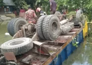 ব‌রিশা‌লে ট্রাক উল্টে পুকু‌রে, প্রাণ গেল দুজনের