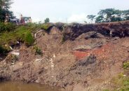 কলাপাড়ায় বেড়িবাঁধ সংলগ্ন স্লুইজ গেটের বেহাল অবস্থা