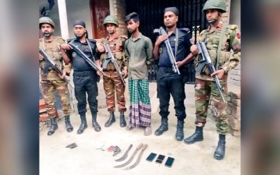 মহেশপুরে যৌথবাহিনীর অভিযান, আগ্নেয়াস্ত্র ও দেশীয় অস্ত্রসহ আটক ১