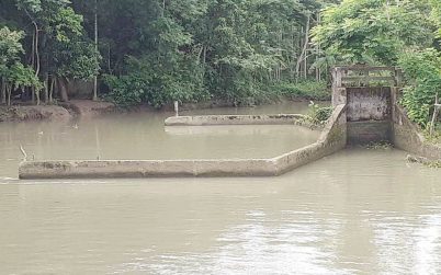 ইন্দুরকানীতে সুইচগেটের পার্শ্ব ভেঙ্গে যাওয়ায় দুই শতাধিক পরিবার আতঙ্কে