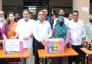 বরিশালে অসহায় পরিবারকে স্বাবলম্বী করতে উপকরণ বিতরণ