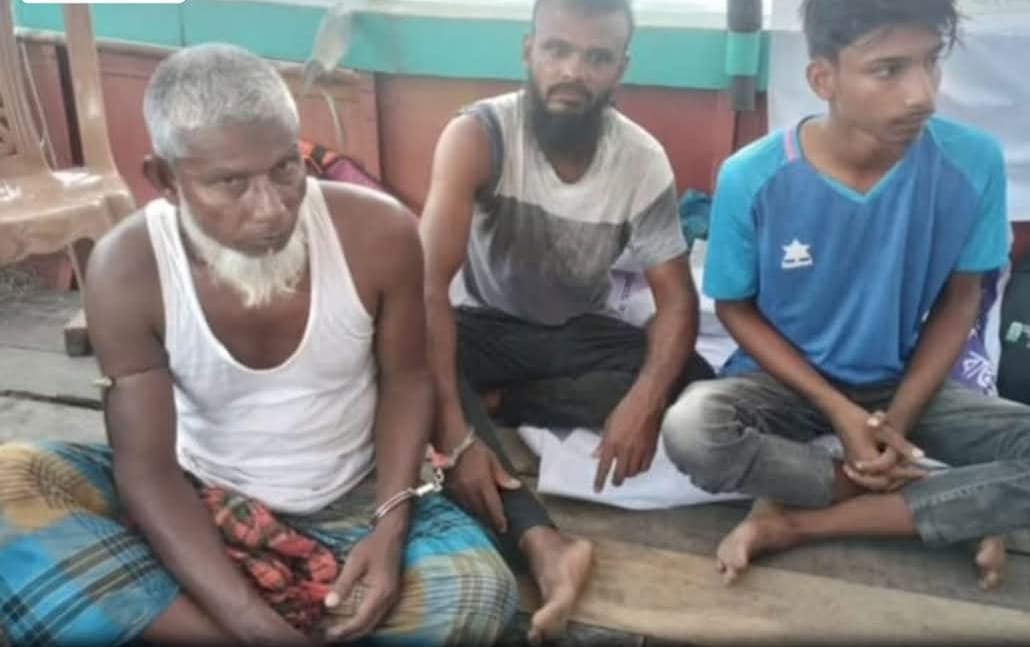 দুমকিতে প্রজনন মৌসুমে ইলিশ শিকার: দুই জেলের দুই মাসের কারাদণ্ড
