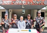 স্বর্ণের ৮ বারসহ পাচারকারী আটক