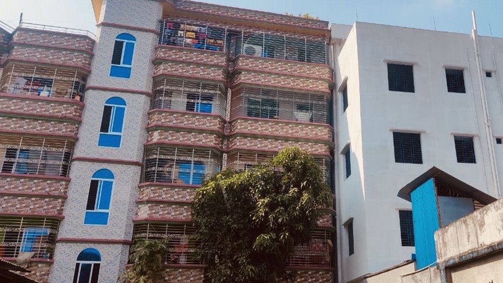 বরিশালে ভূমিকম্পে হেলেপড়া ভবন নিয়ে আতঙ্ক