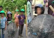 লকডাউনে অস্ত্র হাতে শিশুদের অবস্থান