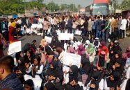 ৮ দফা দাবিতে ঢাকা-বরিশাল মহাসড়ক অবরোধ করে শিক্ষার্থীদের বিক্ষোভ