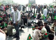 বরিশালে হাদি হত্যার বিচারের দাবিতে মহাসড়ক অবরোধ করে বিক্ষোভ