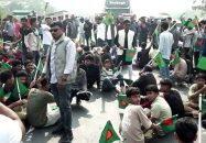 বরিশালে হাদি হত্যার বিচারের দাবিতে মহাসড়ক অবরোধ করে বিক্ষোভ