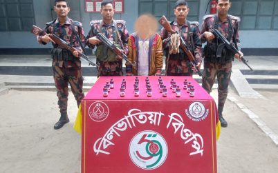 শিবগঞ্জ সীমান্তে ৫৯ বিজিবির কাছে মাদকসহ আটক ১