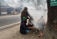 কুড়িগ্রামে সর্বনিম্ন তাপমাত্রা ১০.৭ ডিগ্রি সেলসিয়াস, খড়কুটো জ্বালিয়ে উষ্ণতা নেওয়ার চেষ্টা