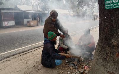 কুড়িগ্রামে সর্বনিম্ন তাপমাত্রা ১০.৭ ডিগ্রি সেলসিয়াস, খড়কুটো জ্বালিয়ে উষ্ণতা নেওয়ার চেষ্টা